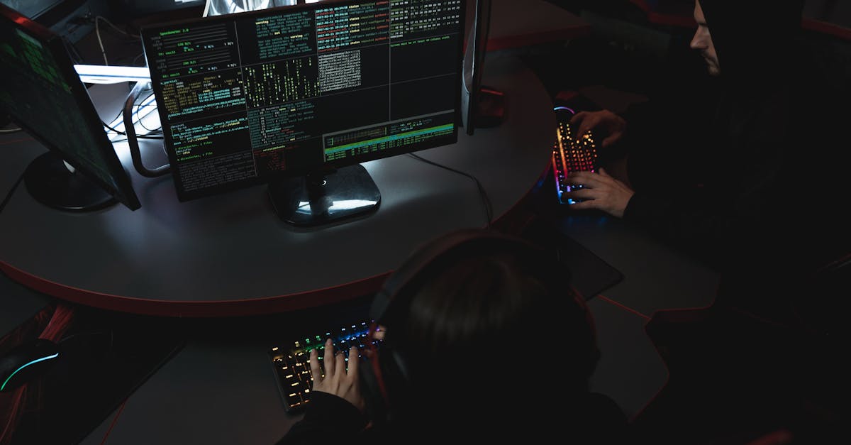 Hacker devant un écran avec du code dans l'obscurité