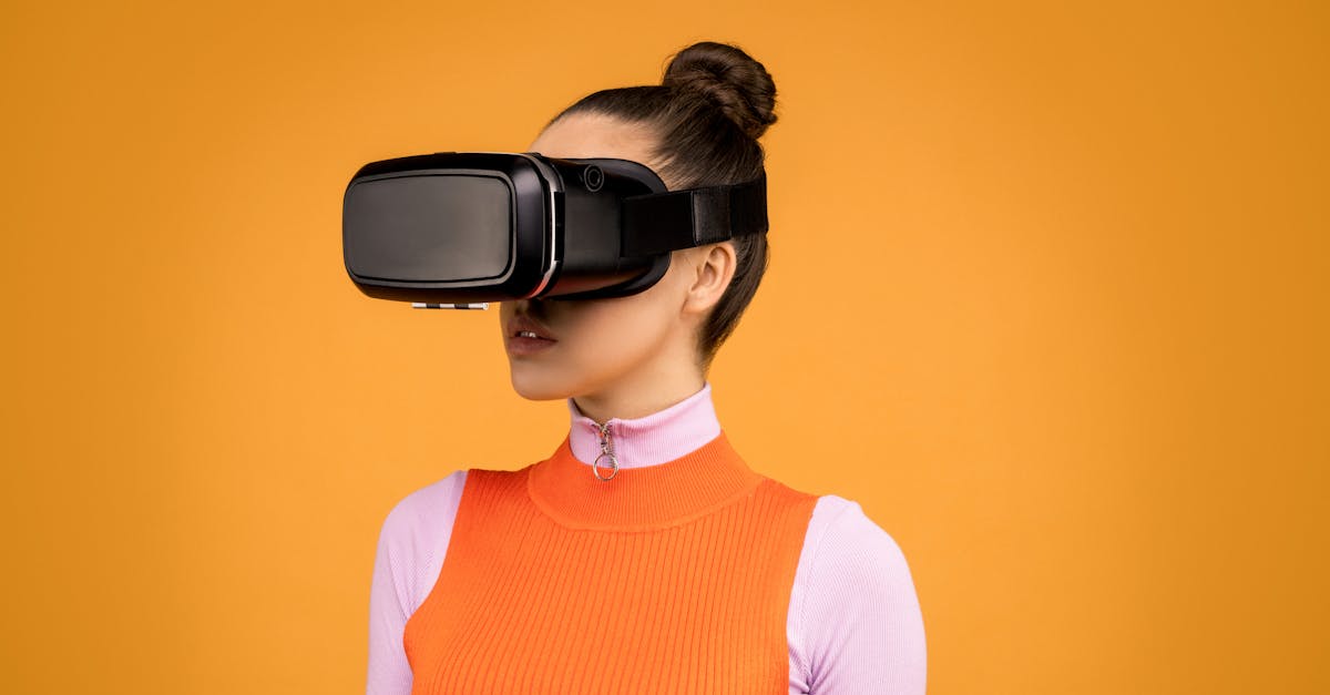 Personne portant des lunettes de réalité augmentée dans un environnement urbain