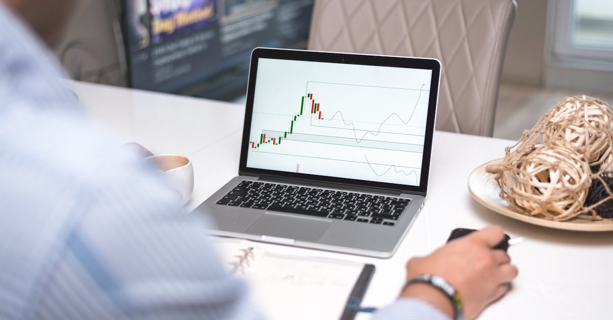 Homme d'affaires regardant un graphique de cryptomonnaies sur un écran.