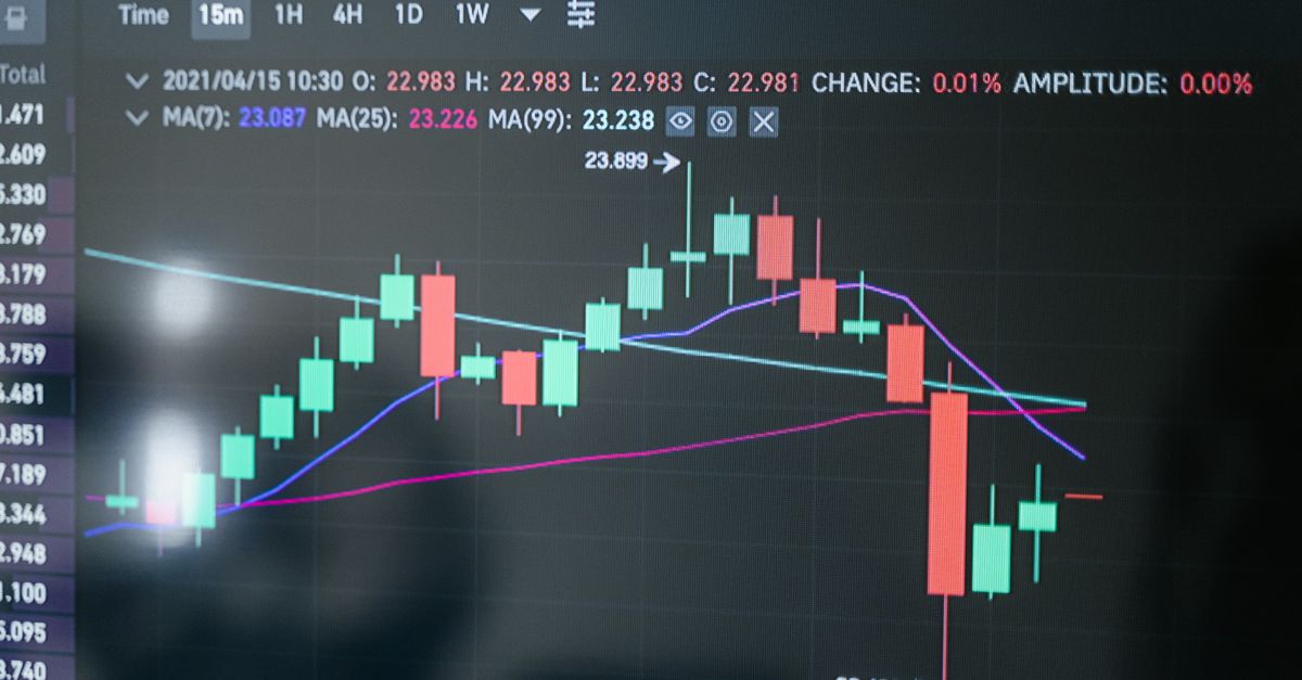 Graphique boursier baissier avec symbole Bitcoin et icône IA