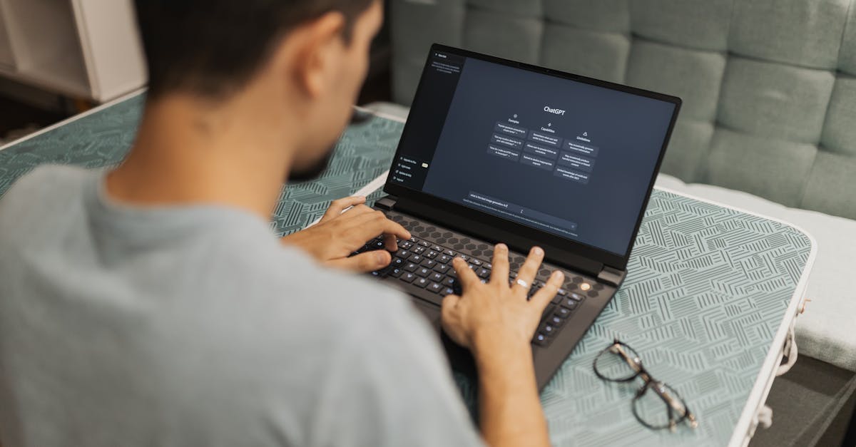 Personne utilisant un ordinateur portable avec de nombreux onglets ouverts et une interface IA affichant des résumés.
