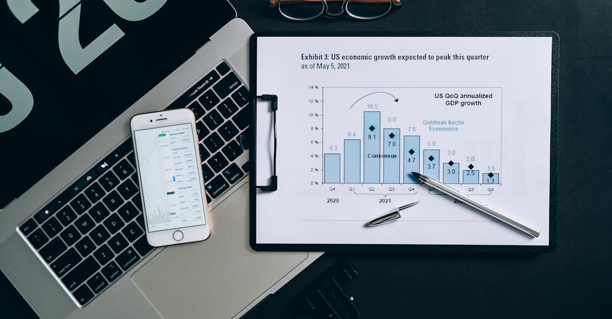 CEO de Goldman Sachs parlant de l'IA devant un graphique boursier