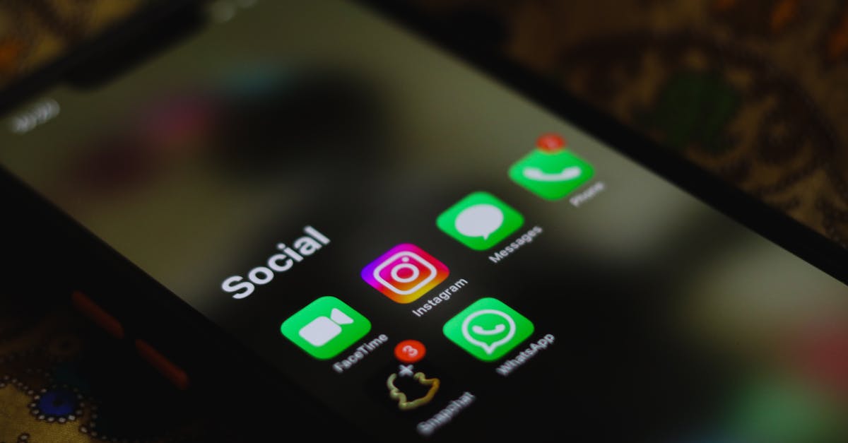 Macron pousse l'UE à interdire les réseaux sociaux aux mineurs : vers une souveraineté numérique européenne