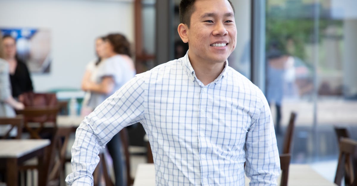 Portrait de Zhang Yiming, fondateur de ByteDance et TikTok, souriant.
