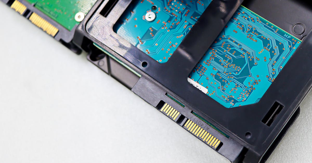 Des puces électroniques Samsung empilées avec un arrière-plan flou de salle de serveurs.