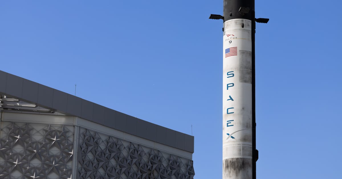Illustration d'un vaisseau SpaceX décollant, entouré de lignes de code IA et de symboles de cryptomonnaie